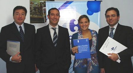 carrefour-pactoGlobal Foto: Por Grupo Carrefour Argentina estuvieron presentes en la firma (de izq. a der.): Carlos Velasco, Director de Comunicaciones; Juan Pablo Silva, Director Ejecutivo de Asuntos Corporativos; María Victoria Ballester, Gerente de Comunicaciones y Relaciones Institucionales. Por el Programa de las Naciones Unidas para el Desarrollo estuvo presente Flavio M. Fuertes, Analista de Programas y Punto Focal del Pacto Mundial de Naciones Unidas.
