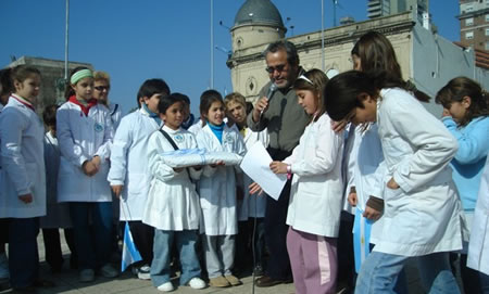 altaenelcielo Foto, gentileza Alta enel Cielo: Julio Vacaflor con la gente de Irigoyen, Santa Fe en el Monumento a la Bandera