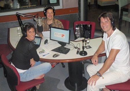 Tomás Olivieri Acosta en el estudio de Radio Palermo con Andrea Méndez Brandam (izq.) y Graciela Melgarejo (centro)