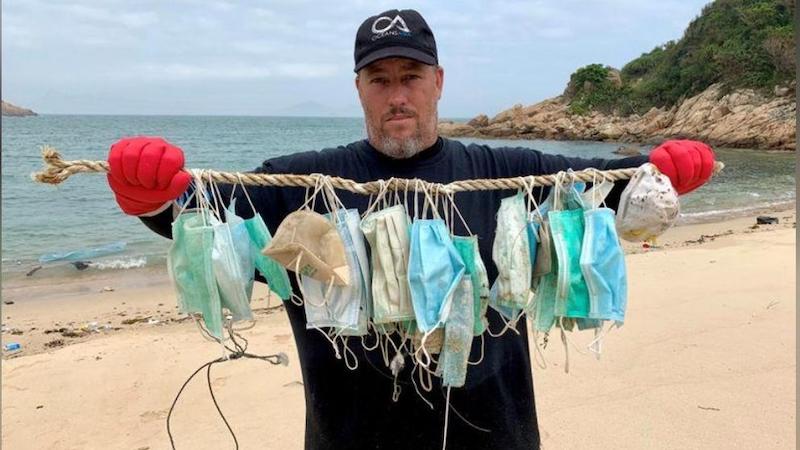 Mascarillas encontradas entre los desechos en playas de Asia
