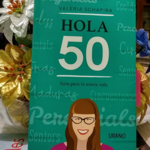 Valeria Schapira y "Hola 50", su último libro, publicado por Urano