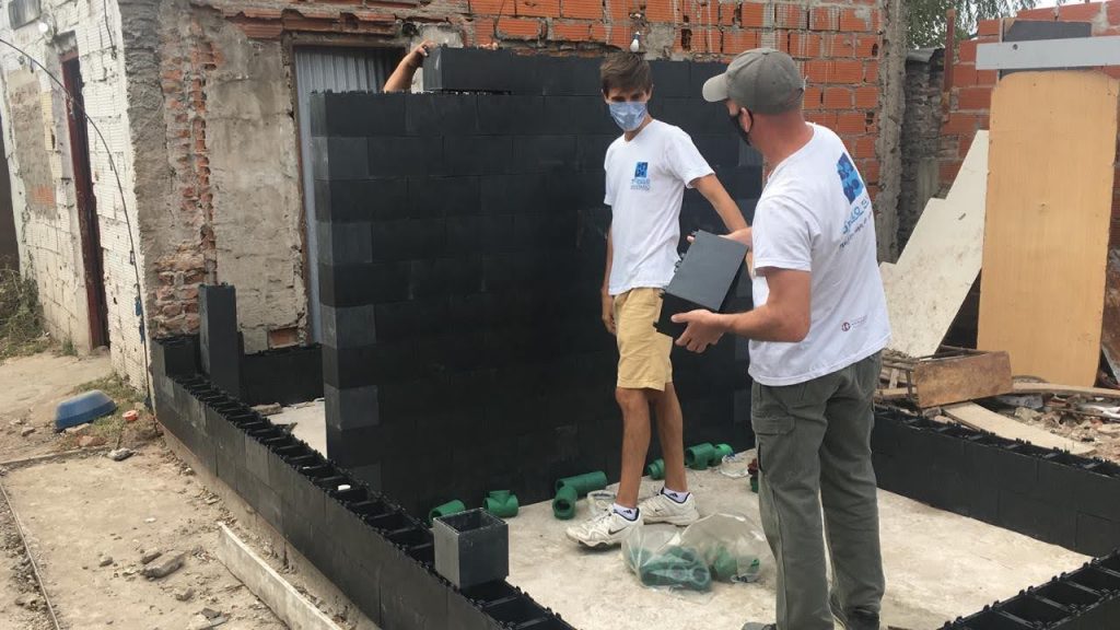 La ONG Módulo Sanitario y su trabbajo en la comunidad: construye baños con ladrillos de plástico para los comedores